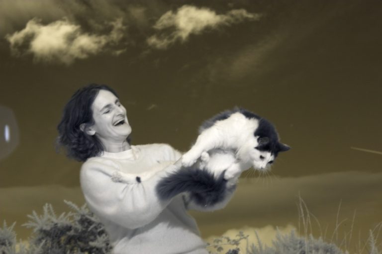 Joan con gatto